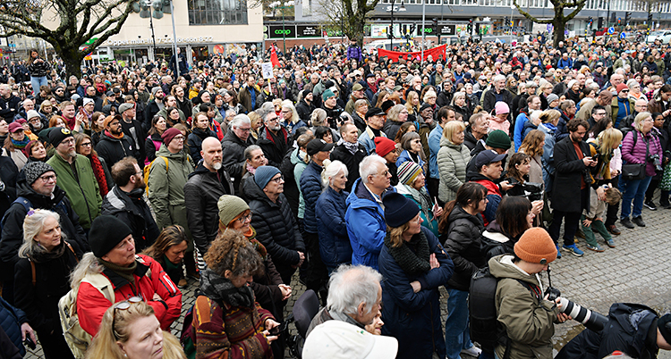 Det är fullt med människor som står på torget i Gubbängen.