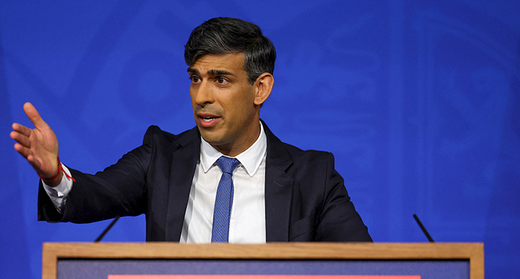 Rishi Sunak talar och sträcker ut en hand.