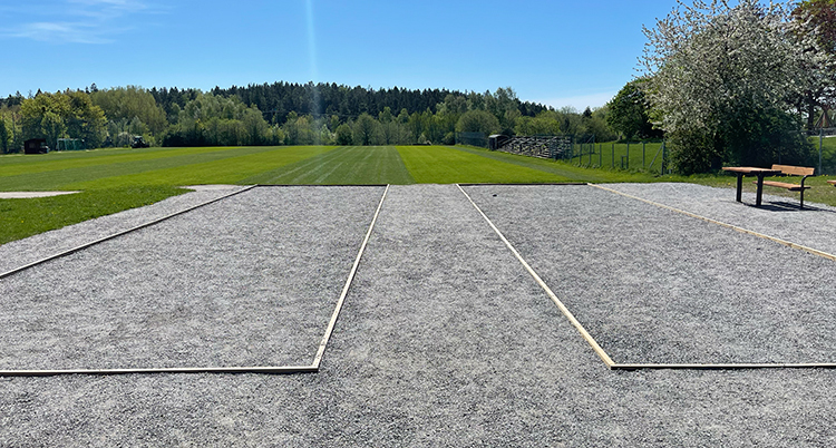Två grusade banor för boule.