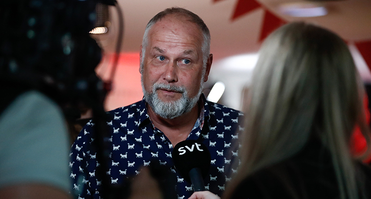 Han pratar i mikrofon.