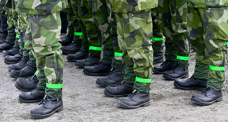 Benen på militärer syns när de står på rader.