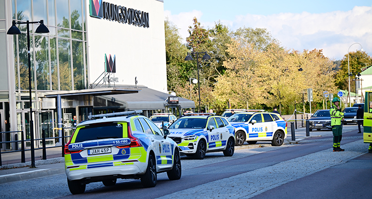 Flera polisbilar står parkerade utanför gallerian Kungsmässan i Kungsbacka.
