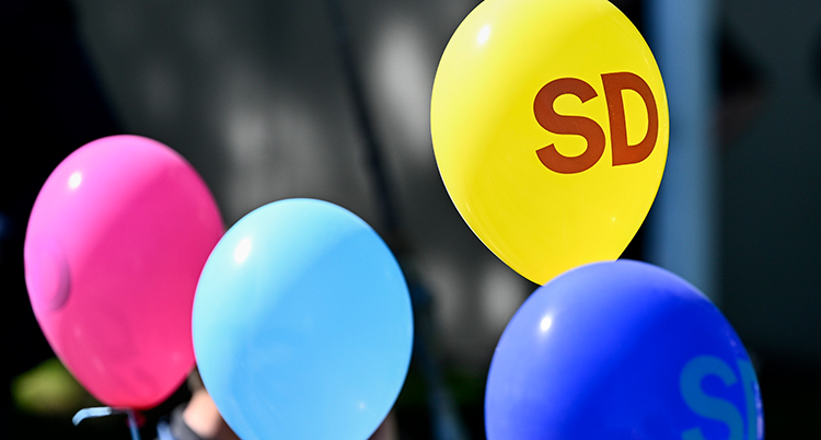 Flera ballonger i olika färger med SDs logga.