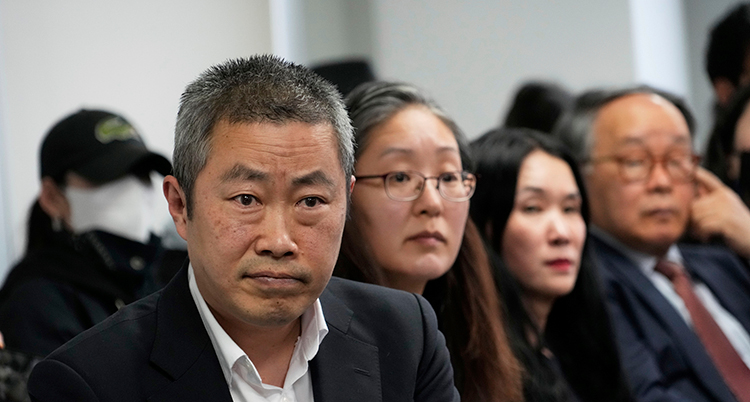 Flera personer sitter bredvid varandra. De kommer från Sydkorea.
