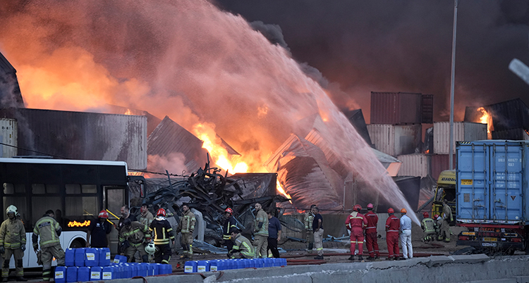 Brandmän sprutar mycket vatten mot en stor brand.