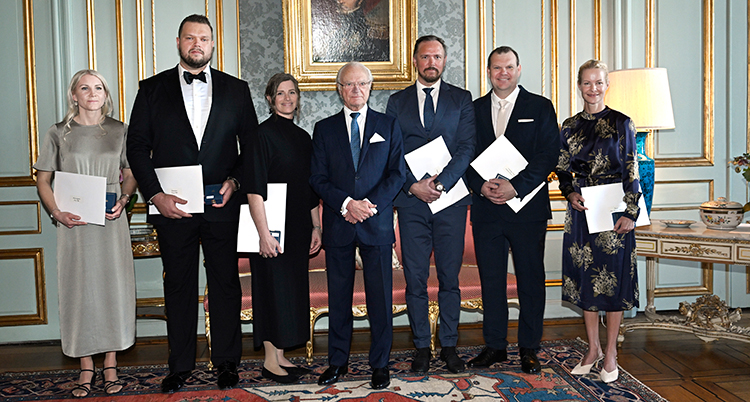 De står bredvid varandra i en sal på slottet.