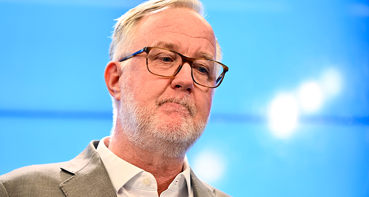 Han ser ledsen ut.