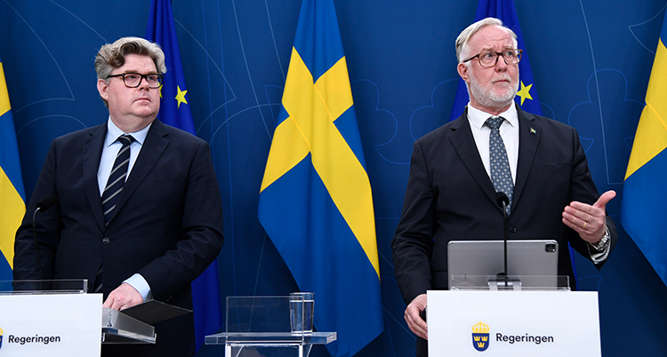 De två ministrarna pratar på ett möte för journalister.