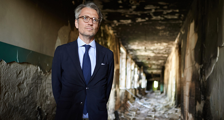 Han står i en mörk korridor.