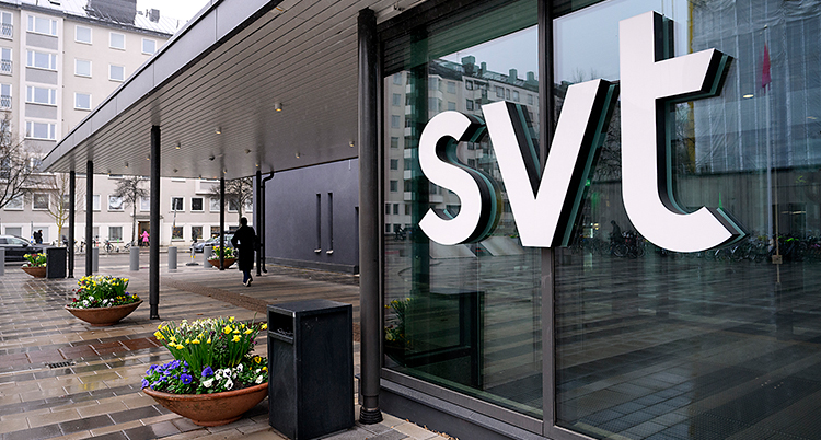 SVTs logga syns på väggen.