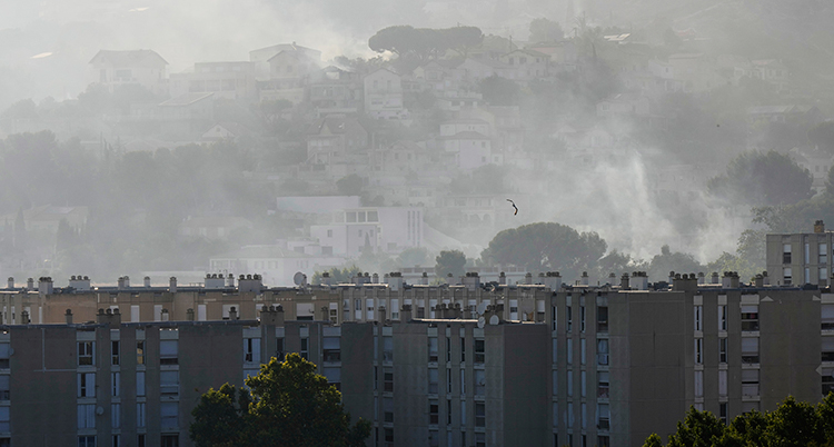 Rök från en brand. Höga hus i förgrunden.