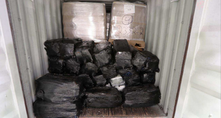 Plastpåsar som ligger i en container.