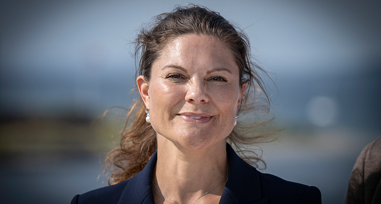 Victoria ler in i kameran. Vi ser hennes ansikte.