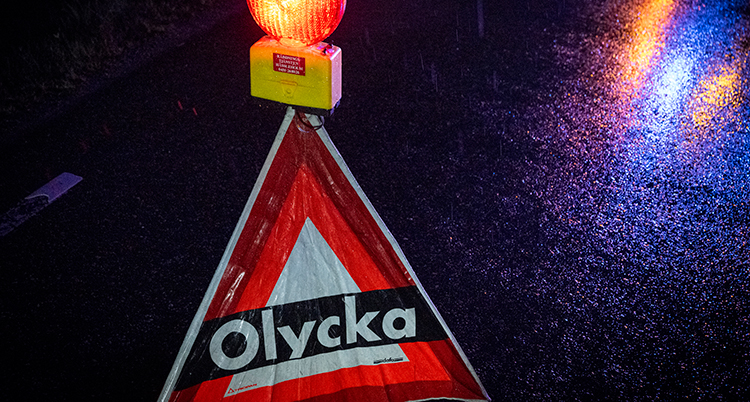 En kon med lampa och texten Olycka.