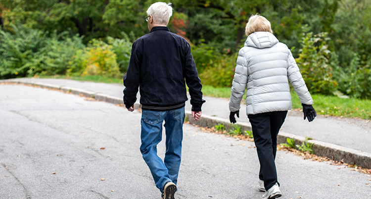 Två äldre promenerar.