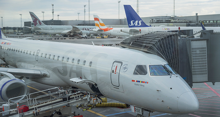 Två flygplan står på en flygplats.