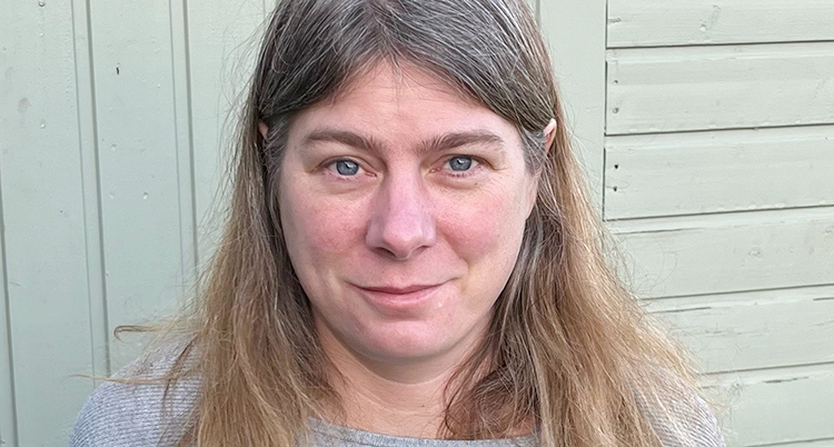 En närbild på Marie Albertsson. Hon tittar in i kameran.
