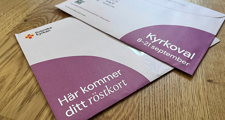 Kuvert med röstkort i.