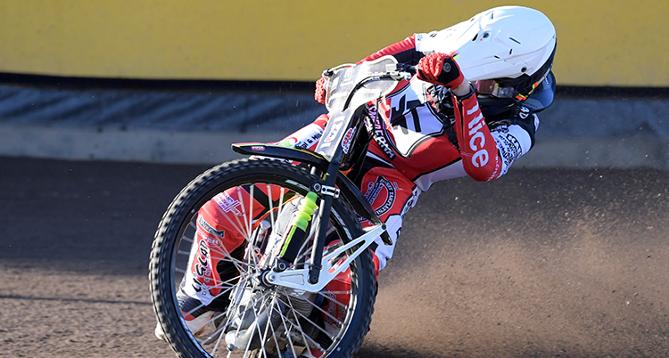 En speedwayåkare kör fort i en kurva.