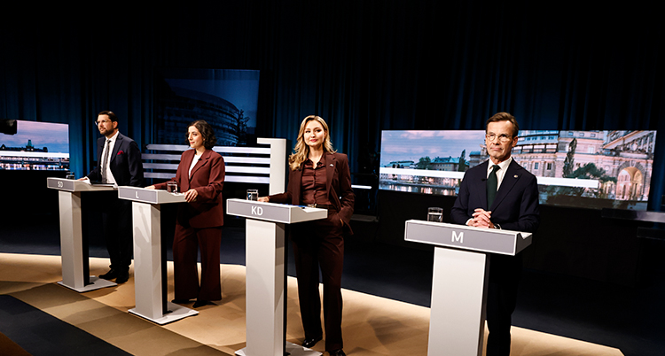 De står i en studio för tv.