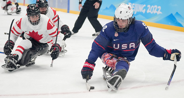 Från en match i ishockey i Paralympics. Spelarna sitter på skenor som de åker på.