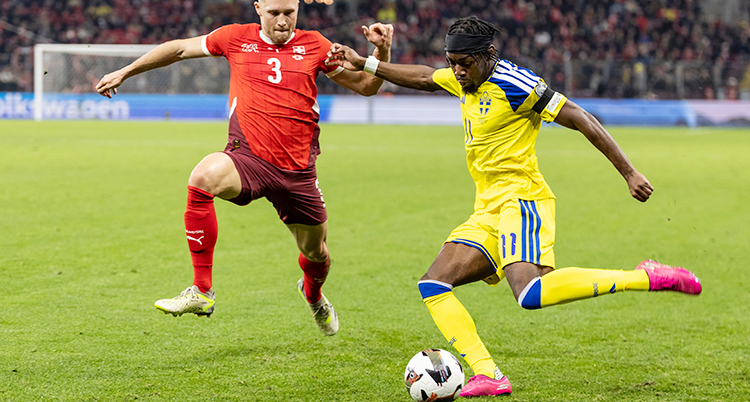 Från en match i fotboll. Anthony Elanga sparkar till bollen.