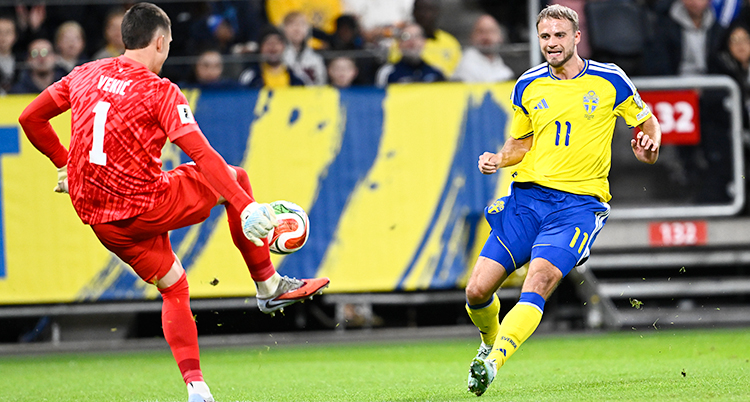 Från en match i fotboll. Målvakten sparkar bollen.