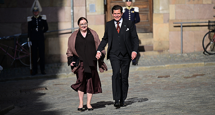 De går bredvid varandra. De håller varandra i handen.