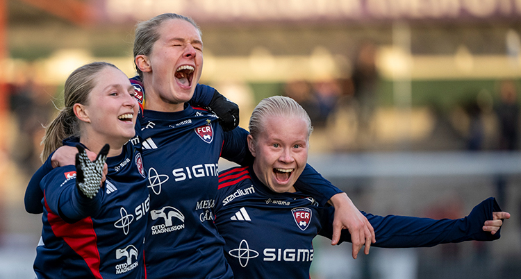 Tre spelare kramar om varandra och skriker ut sin glädje.