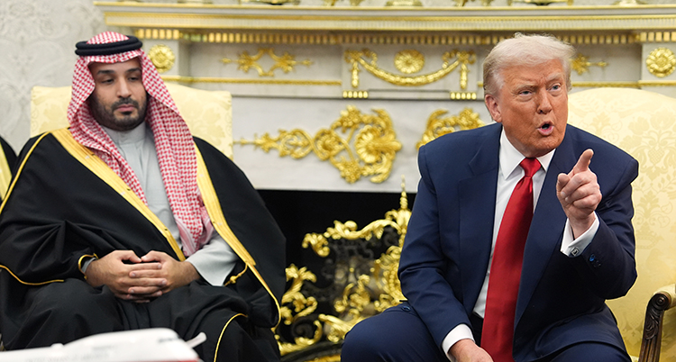 Donald Trump pekar med ett finger mot journalisten som inte syns i bilden. Bredvid Trump sitter prins Mohammed bin Salman,