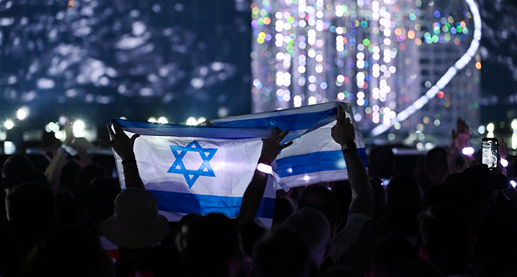 Publiken på Eurovision. Några i publiken håller upp israeliska flaggor.