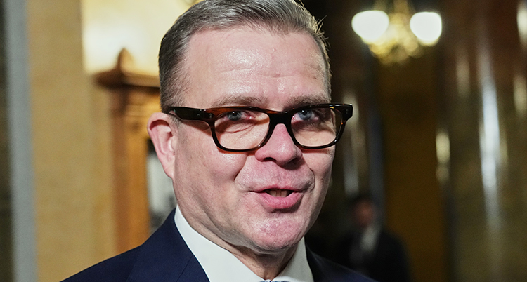 En närbild på hans ansikte. Han har glasögon. Han är 56 år.