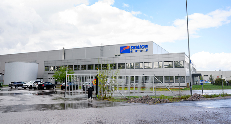 Ett stort grått hus, en fabrik.