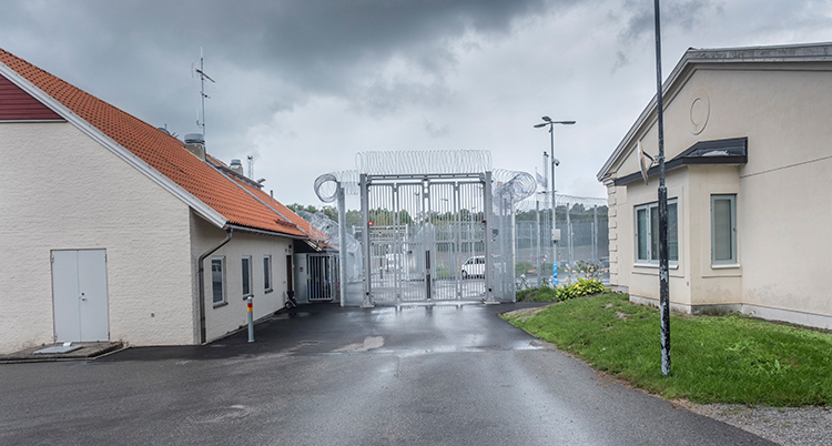 Ett hus och en stor grind.