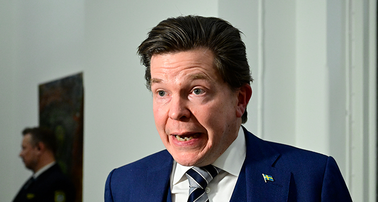 Han har slips och kostym.