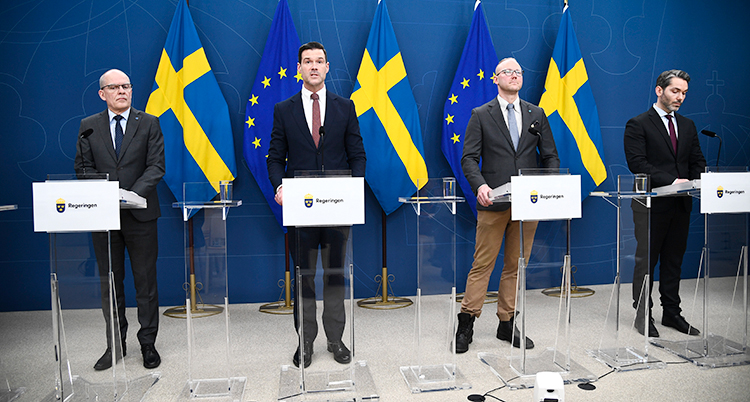 Fyra politiker står bredvid varandra på en träff med journalister. Från vänster är det Ingemar Kihlström, Johan Forssell, Ludvig Aspling och Patrik Karlson.