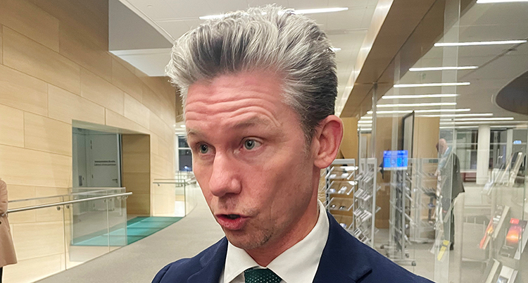 Han pratar med en journalist som håller i en mikrofon.