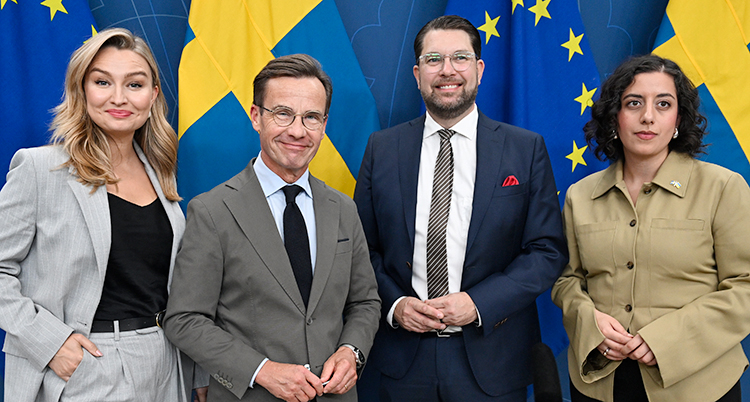 Fyra personer står bredvid varandra. Från vänster är det Ebba Busch, Ulf Kristersson, Jimmie Åkesson och Simona Mohamsson.