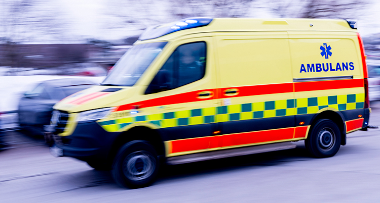 En ambulans som kör. Bilden är lite suddig.