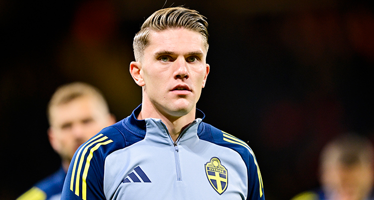 På en träning med Sveriges landslag. Viktor Gyökeres tittar mot kameran. Han ser allvarlig ut.