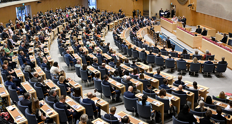 Den stora salen i Sveriges riksdag. Alla politiker sitter i sina bänkar.