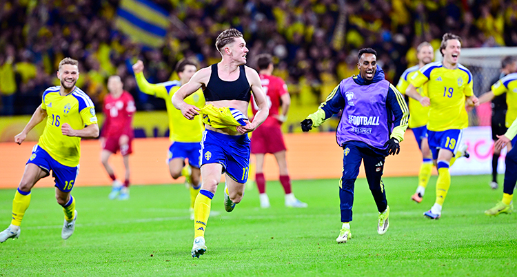 Viktor Gyökeres och andra spelare springer på planen och jublar.