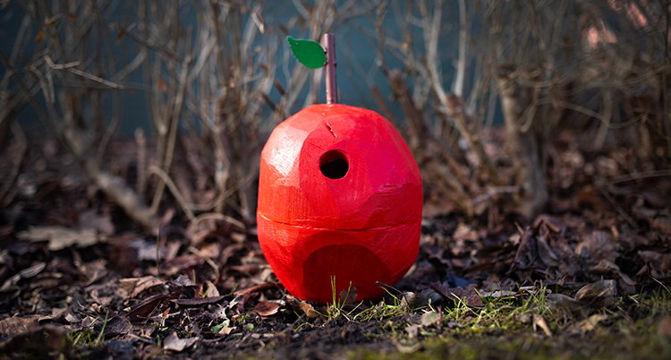 En holk som ser ut som ett äpple.