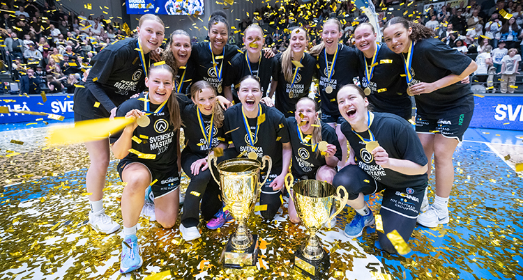 Gruppbild med laget och stora pokaler i guld. De är glada. Det regnar gyllene konfetti över dem.