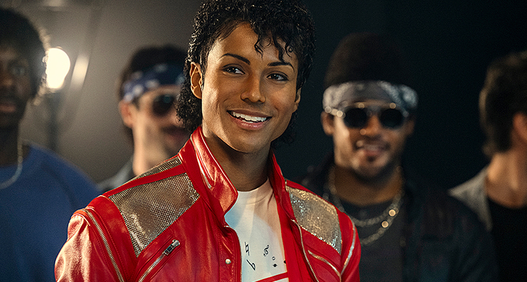 Skådespelaren är utklädd till Michael Jackson.
