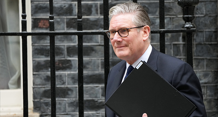 Keir Starmer utomhus.