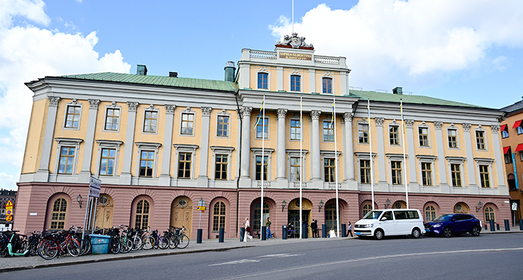 Ett stort och gammalt hus som ligger mitt i Stockholm.
