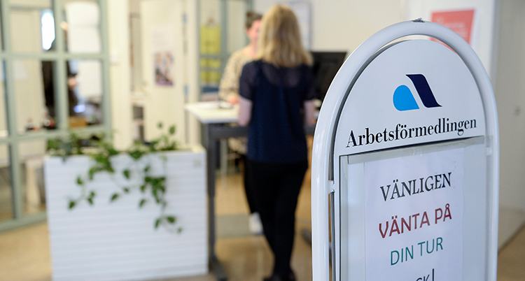En skylt som det står Arbetsförmedlingen på.