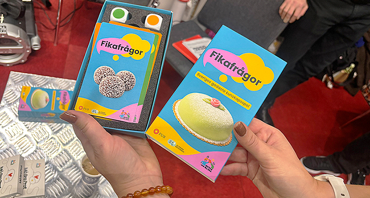 Kortspel med en prinsesstårta och chokladbollar på.