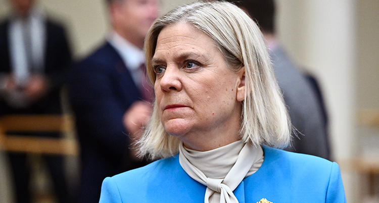 Andersson i blå kavaj tittar åt sidan.